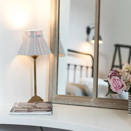 Newly Renovated Stunning In Stockbridge *