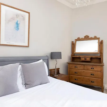 Joivy Old Town 1-bed With Stunning Views Apartment Edinburgh