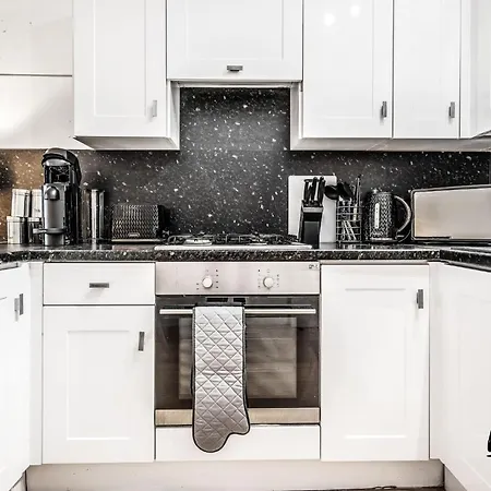 Cosy Grassmarket 2br-1ba - Newly Decorated! By Bonjour Residences