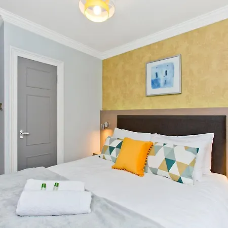 Ultra Modern, West End Village, Refurbished Basement Appt Apartmán *