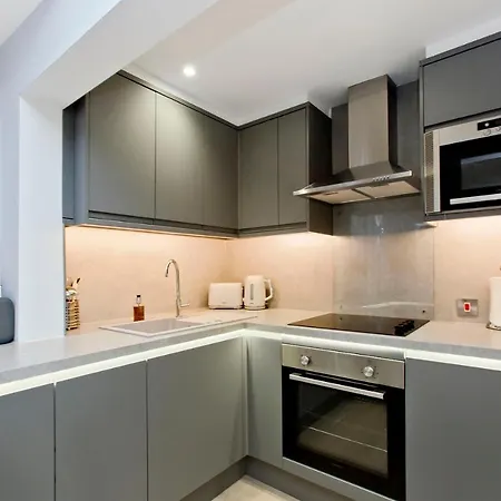 Ultra Modern, West End Village, Refurbished Basement Appt Эдинбург