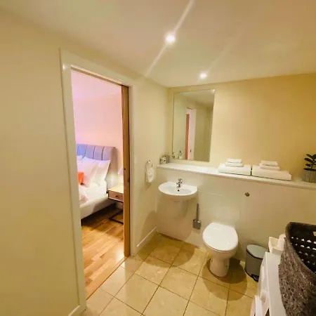 2 Bed 2 Bath With Private Parking Apartament