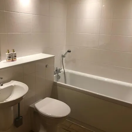 Apartament 2 Bed 2 Bath With Private Parking