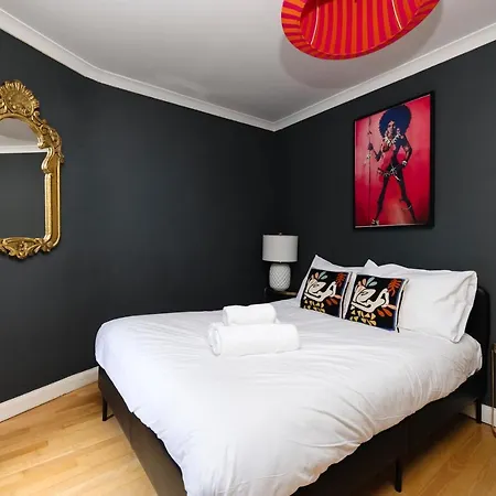 Joivy Charming With Patio Nearby The Castle 아파트 *