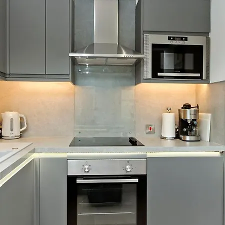 公寓 Ultra Modern, West End Village, Refurbished Basement Appt *