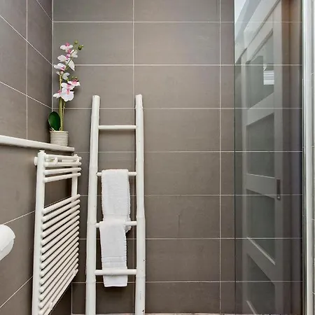 Ultra Modern, West End Village, Refurbished Basement Appt Apartmán