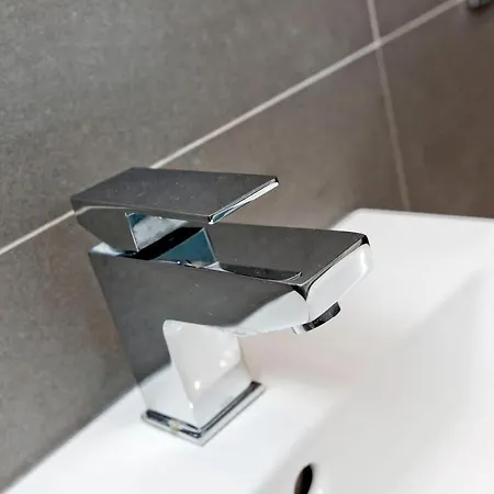 Ultra Modern, West End Village, Refurbished Basement Appt *