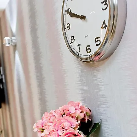 Ultra Modern, West End Village, Refurbished Basement Appt 公寓 *