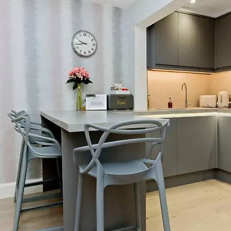 Ultra Modern, West End Village, Refurbished Basement Appt *