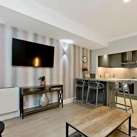 Ultra Modern, West End Village, Refurbished Basement Appt Apartmán *