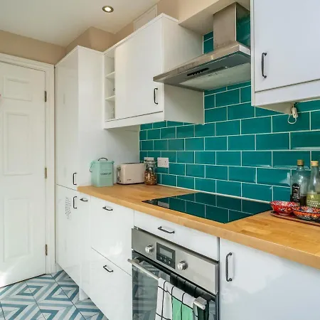 Homely 2beds Flat Near Centre, Free Parking *