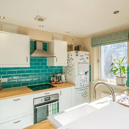 Homely 2beds Flat Near Centre, Free Parking Edinburgh