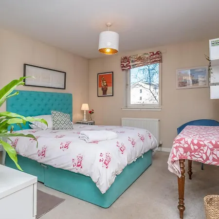 Homely 2beds Flat Near Centre, Free Parking Edinburgh