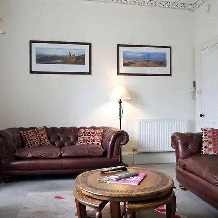 Modern And Colourful Flat By The Castle *