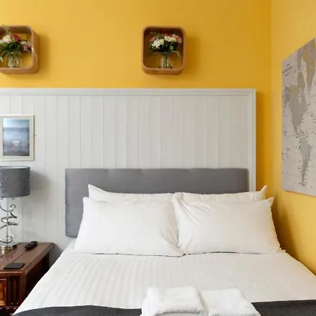 48 Gilmore Place Residences Pensjonat *