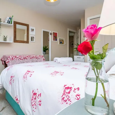 Apartment Homely 2beds Flat Near Centre, Free Parking