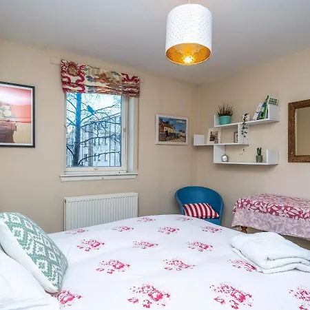 Homely 2beds Flat Near Centre, Free Parking Edinburgh