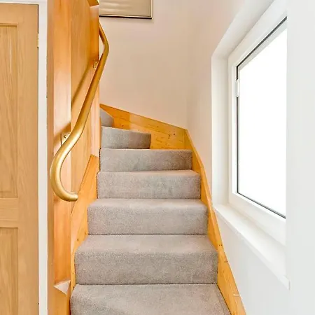 Newly Reno'd 2 Bed With Free Parking Apartment Edinburgh