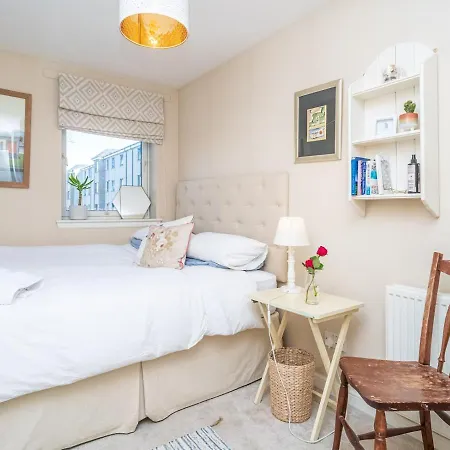 Apartment Homely 2beds Flat Near Centre, Free Parking
