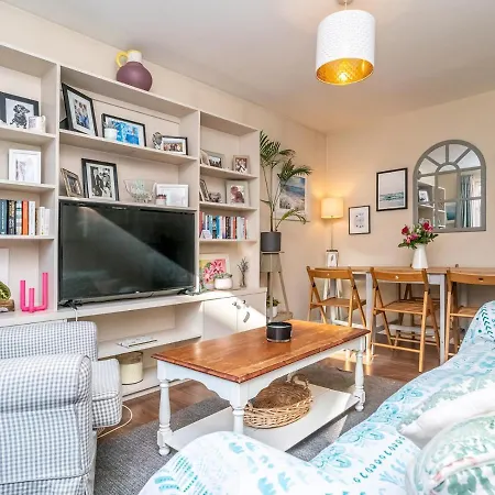 Homely 2beds Flat Near Centre, Free Parking Apartment