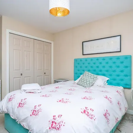 Apartment Homely 2beds Flat Near Centre, Free Parking *