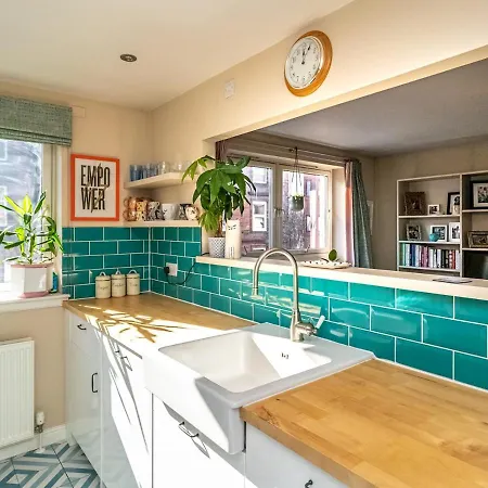 Homely 2beds Flat Near Centre, Free Parking *