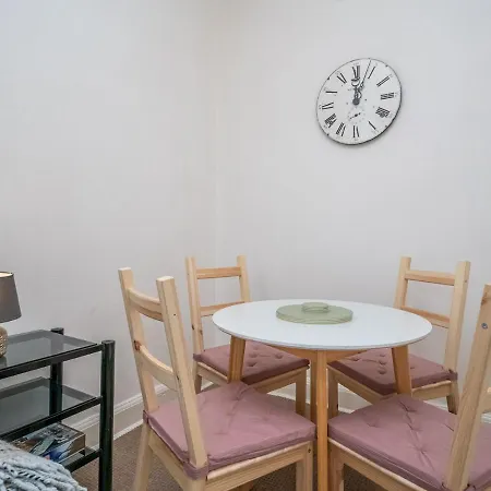 Cosy 1 Bed Flat In Historic Victorian Building *