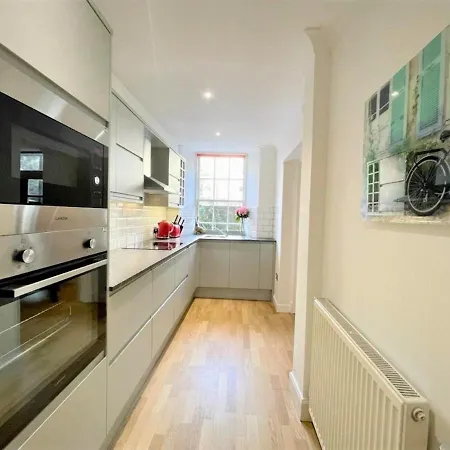 Elite 3 Bed New Town With Private Walled Garden Edynburg