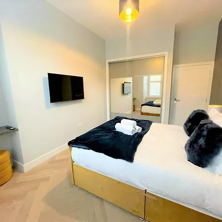 Trendy And Newly Reno'd 1 Bed Nr The Meadows *