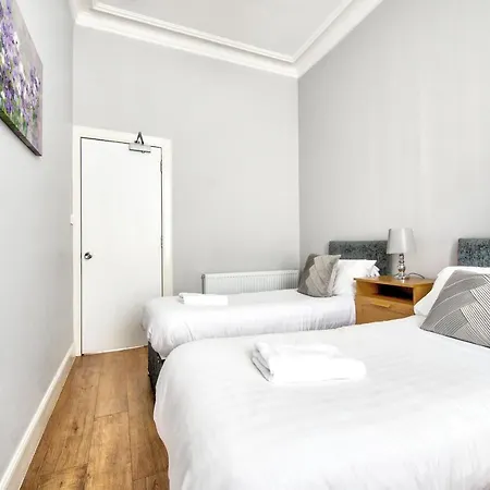 Sleeps 6 Free Parking Lägenhet