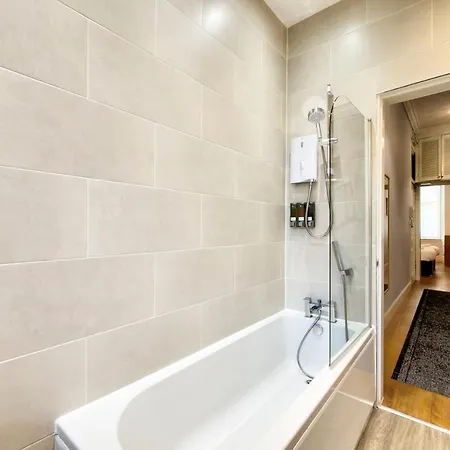 Sleeps 6 Free Parking