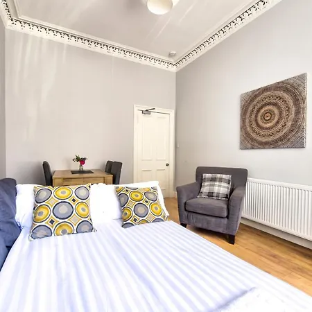Sleeps 6 Free Parking *
