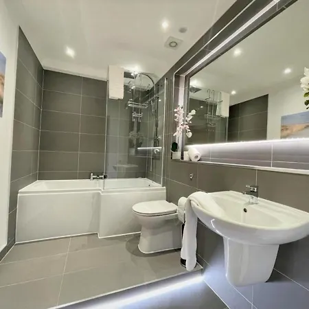 Elite 3 Bed New Town With Private Walled Garden Apartament *