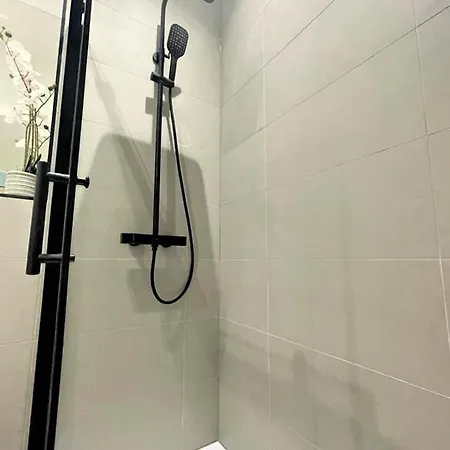 Trendy And Newly Reno'd 1 Bed Nr The Meadows Daire *