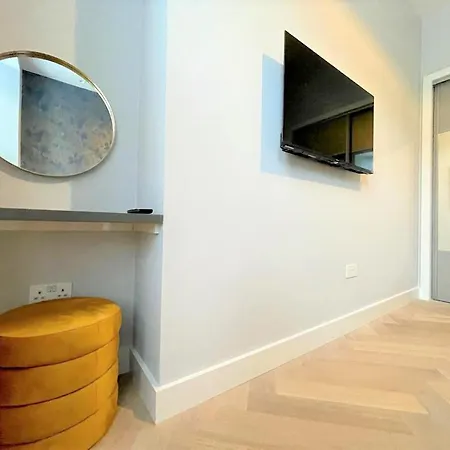 Trendy And Newly Reno'd 1 Bed Nr The Meadows