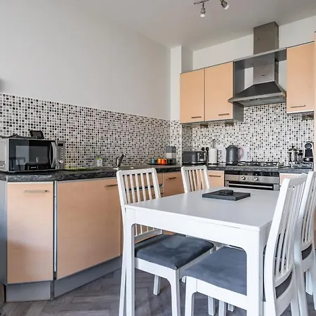 Amazing - Hopetoun Street Near The Playhouse *