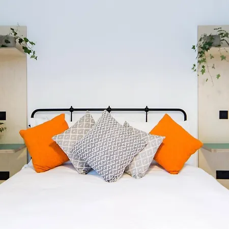 The Plywood Flat, Modern Style In A Traditional Tenement Apartamento