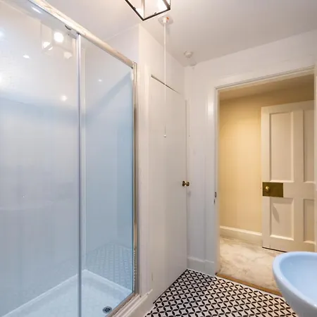 Апартаменты Lovely 3 Bed In Эдинбург