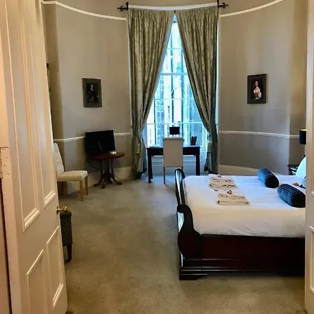 Escape To @ Albyn Place *