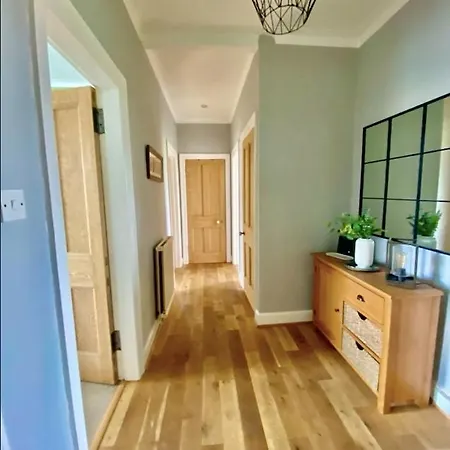 Pass The Keys Homely 2 Bed Flat Near City Centre - Free Parking *