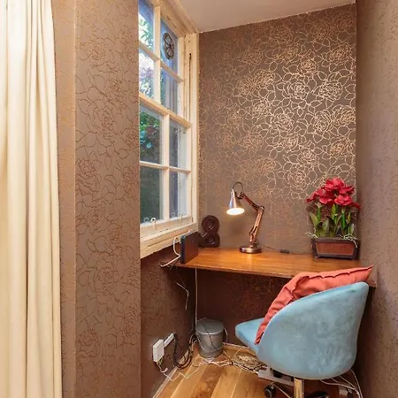 Beautiful Hideout In Center Of דירה אדינבורו