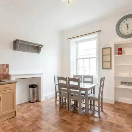 Lägenhet Modern, Bright & Spacious 3 Bedroom In The Heart Of The Centre - Double Beds - Sleeps Up To 6 Guests