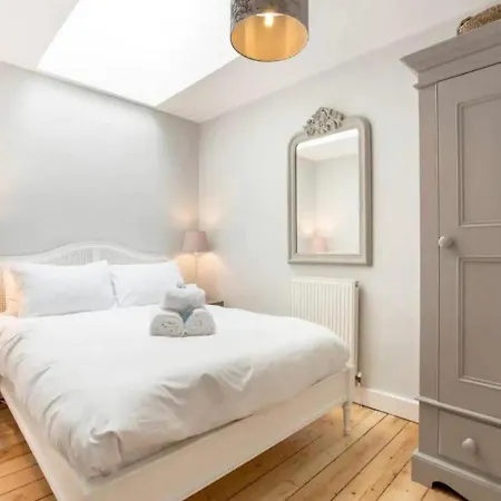 Modern, Bright & Spacious 3 Bedroom In The Heart Of The Centre - Double Beds - Sleeps Up To 6 Guests Lägenhet *