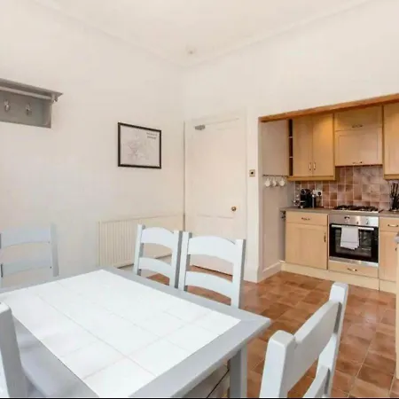 Modern, Bright & Spacious 3 Bedroom In The Heart Of The Centre - Double Beds - Sleeps Up To 6 Guests Lägenhet Edinburg