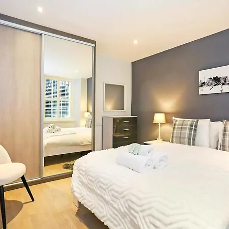 Apartment Modern 3 Bedroom Apartment, West End