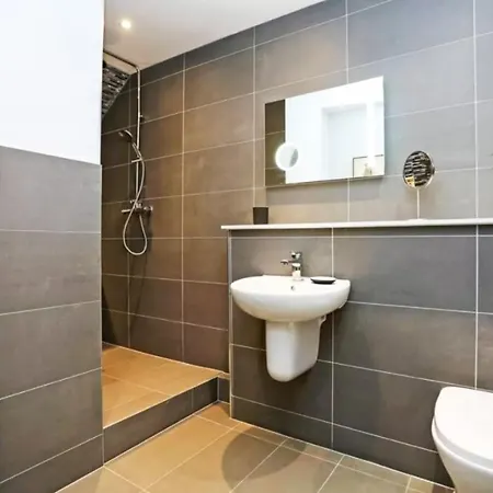 Ultra Modern, Stylish Next To Princes St