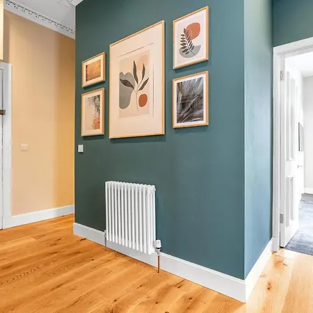 Leith Walk, Is 3 Rooms, King Beds With Tvs, Central Location, Albert Place, Wifi, Sleeps 6, Great For Contractors, Business, Relocation, Groups, Long Stays Welcome, Weekly Or Monthly, Just Ask Sunriseshortlets