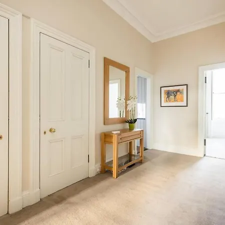 Stunning 3 Bedroom Flat In Bruntsfield *