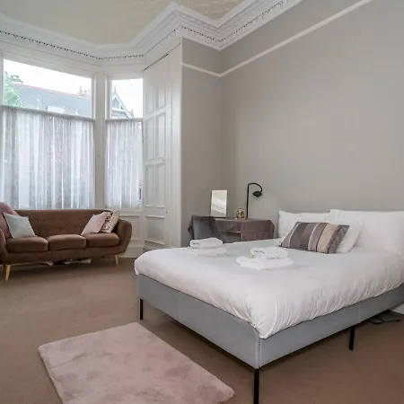 Pass The Keys Renovated 4 Bed With Private Garden And Car Park Appartement