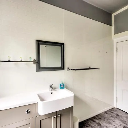 Bright And Airy 3Br Home In Stockbridge Apartment